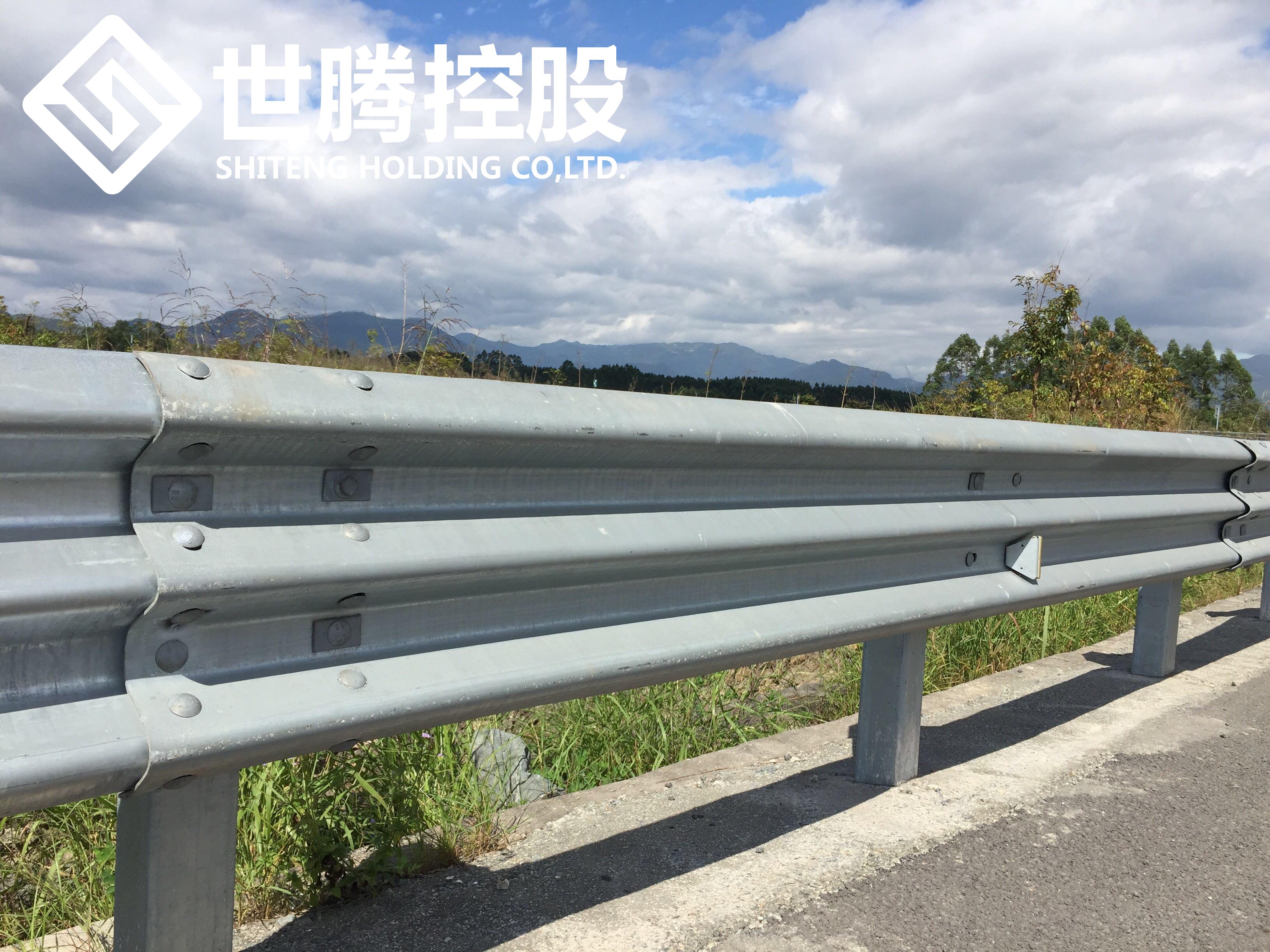 應(yīng)該如何進(jìn)行規(guī)范化設(shè)置道路護欄？